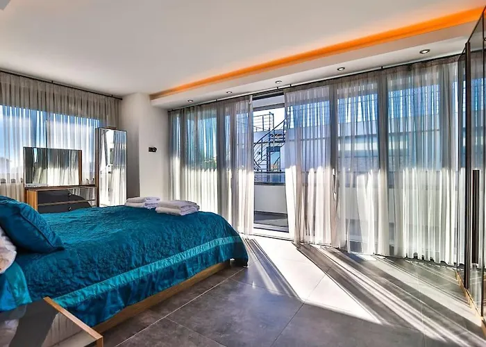 Boutique Villa Ayuda Luxury 3 Bed Spa Retreat Side